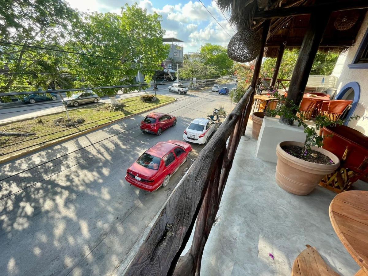 Mio Tulum Hotel Boutique 外观 照片 View of the street from a balcony